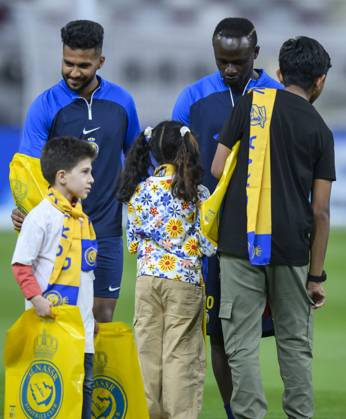 Al Duhail SC (QAT)v Al Nassr (KSA)- AFC Champions League In Doha Saudi Arabia s Al Nasser player Sadio Mane signs autographs for young fans before the training session at Khalifa International Stadium in Doha on 06 November 2023 on the eve of their AFC Champions League Group E match against Qatar s Al Duhail SC DOHA Qatar Copyright: xNoushadxThekkayilx originalFilename:varittyakkal-alduhail231106_npSSj