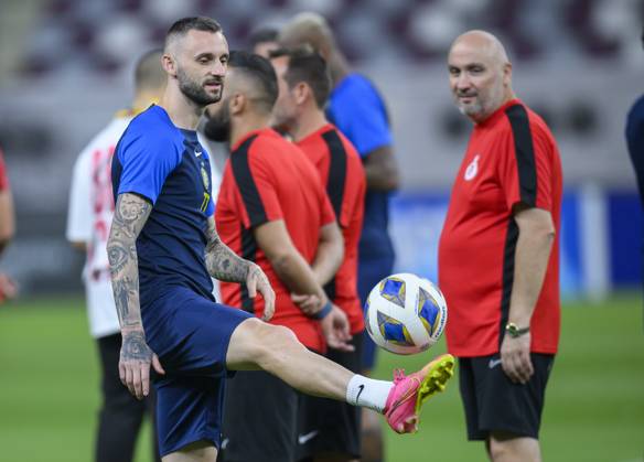 Al Duhail SC (QAT)v Al Nassr (KSA)- AFC Champions League In Doha Saudi Arabias Al Nasser player Marcelo Brozovic (L) during a training session at Khalifa International Stadium in Doha on 06 November 2023 on the eve of their AFC Champions League Group E match against Qatar s Al Duhail SC DOHA Qatar Copyright: xNoushadxThekkayilx originalFilename:varittyakkal-alduhail231106_npTkB