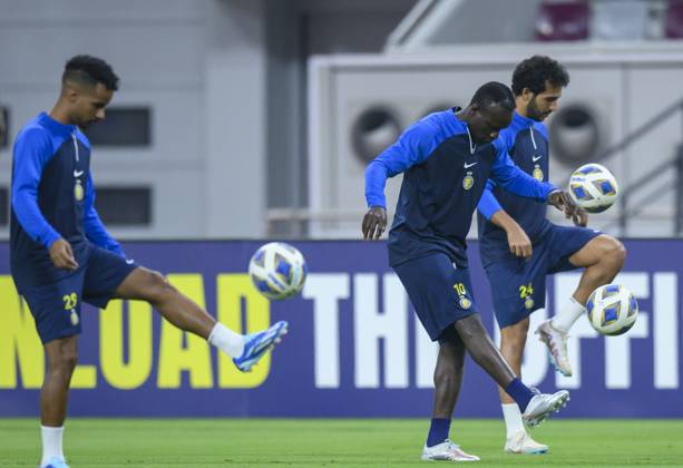 Al Duhail SC (QAT)v Al Nassr (KSA)- AFC Champions League In Doha Saudi Arabias Al Nasser player Sadio Mane (C) during a training session at Khalifa International Stadium in Doha on 06 November 2023 on the eve of their AFC Champions League Group E match against Qatar s Al Duhail SC DOHA Qatar Copyright: xNoushadxThekkayilx originalFilename:varittyakkal-alduhail231106_npUFa
