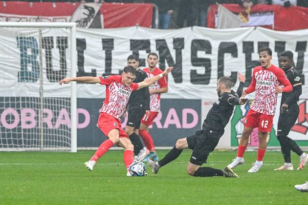 Rico Preissinger SC Preussen Muenster, 21 graescht grabs the ball from Pascal Fallmann SC Freiburg II, 17 GER, SC Freiburg II SC Preussen Muenster, Football, 3 Liga, Matchday 15, , 12 11 2023 DFB REGULATIONS PROHIBIT ANY USE OF PHOTOGRAPHS AS IMAGE SEQUENCES AND OR QUASI VIDEO GER, SC Freiburg II SC Preussen Muenster, Football, 3 Liga, Matchday 15, , 12 11 2023 Freiburg Copyright: xEibner-Pressefoto ThomasxHessx EP_THS