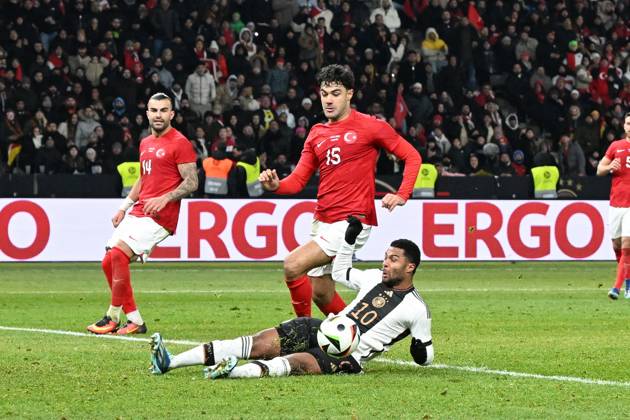 Football, men, season 2023 2024, international match in Berlin, Germany Turkey, f l Serge Gnabry Germany and Ozan Kabak Turkey in a duel, 18 11 2023, Copyright: xMatthiasxKochx