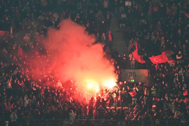 Football, men, 2023 2024 season, international match in Berlin, Germany Turkey, v l Fans of Turkey ignite Bengalos, pyro, pyrotechnics, flares, smoke bombs, 18 11 2023, Copyright: xMatthiasxKochx