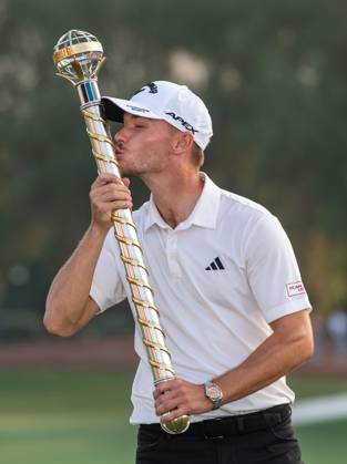 NICOLAI HoJGAARD of Denmark kisses the trophy after winning DP World Tour Championship in Dubai, United Arab Emirates, Nov 19, 2023. Dubai United Arab Emirates  Copyright: xMARTINxDOKOUPILx 441_4530