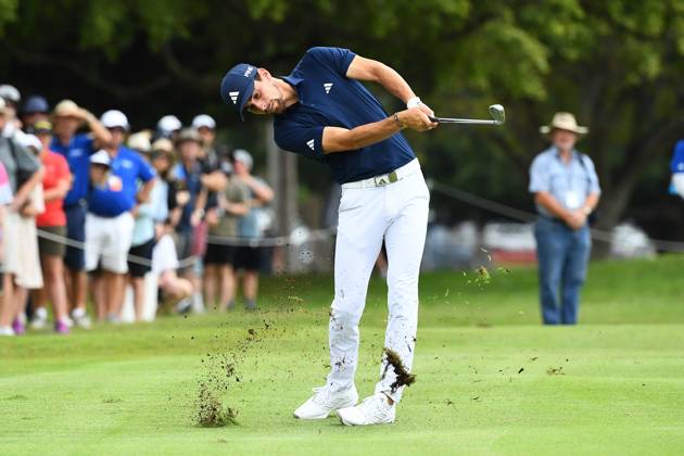 GOLF AUSTRALIAN PGA, Golf Herren Joaquin Niemann plays a shot during round 3 of the 2023 Australian PGA Championship in Brisbane, Saturday, November 25, 2023. ( NO ARCHIVING, EDITORIAL USE ONLY, NO USE IN BOOKS WITHOUT CONSENT BRISBANE QUEENSLAND AUSTRALIA  Copyright: xJONOxSEARLEx 20231125001869445698