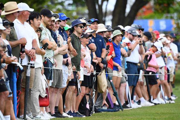 GOLF AUSTRALIAN PGA, Golf Herren Crowds look on during round 3 of the 2023 Australian PGA Championship in Brisbane, Saturday, November 25, 2023. ( NO ARCHIVING, EDITORIAL USE ONLY, NO USE IN BOOKS WITHOUT CONSENT BRISBANE QUEENSLAND AUSTRALIA  Copyright: xJONOxSEARLEx 20231125001869448534