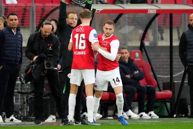 ALKMAAR - (l-r) Sven Mijnans of AZ Alkmaar, Djordje Mihailovic of AZ Alkmaar during the Dutch Eredivisie match between AZ Alkmaar and FC Volendam at the AFAS stadium on November 26, 2023 in Alkmaar, Netherlands. ANP ED VAN DE POL Dutch Eredivisie 2023 2024 xVIxANPxSportx xxANPxIVx 484774936 originalFilename: 484774936