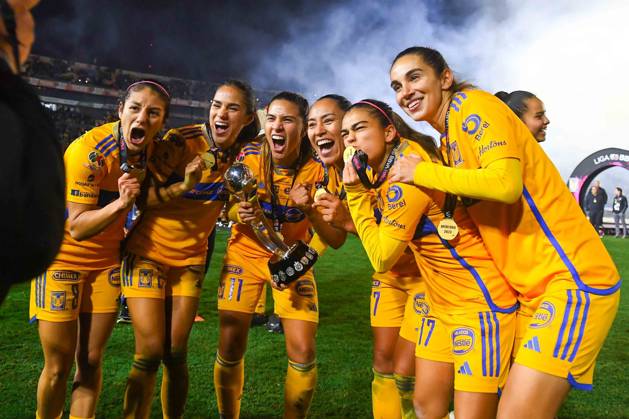 Fußball, Frauen, Club America - Tigres UANL RECORD DATE NOT STATED Liga MX Femenil Apertura 2023 Tigres UANL (3) 0-0 (0) America Final Vuelta Alexia Delgado, Maricarmen Reyes, Nayeli Rangel, Liliana Mercado, Natalia Villarreal, Maria Elizondol Tigres players celebrate the sixth championship with the trophy during the game Tigres UANL vs America, corresponding to second leg match of great final the Torneo Apertura 2023 of the Liga BBVA MX Femenil, at Universitario Stadium, on November 27, 2023. MONTERREY NUEVO LEON MEXICO Copyright: xJONATHANxDUENASx 20231127223119_LMXF_A23_FV_UANL_AME_RANGEL495