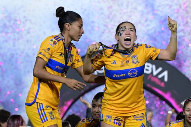 Fußball, Frauen, Club America - Tigres UANL RECORD DATE NOT STATED Liga MX Femenil Apertura 2023 Tigres UANL (3) 0-0 (0) America Final Vuelta Nancy Antonio and Anika Rodriguez Tigres players celebrate the sixth championship with the trophy during the game Tigres UANL vs America, corresponding to second leg match of great final the Torneo Apertura 2023 of the Liga BBVA MX Femenil, at Universitario Stadium, on November 27, 2023. MONTERREY NUEVO LEON MEXICO Copyright: xJorgexMartinezx 20231127223541_LMXF_A23_FV_UANL_AME_RODRIGUEZ542