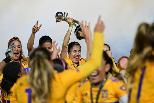 Fußball, Frauen, Club America - Tigres UANL RECORD DATE NOT STATED Liga MX Femenil Apertura 2023 Tigres UANL (3) 0-0 (0) America Final Vuelta Lizbeth Ovalle Tigres players celebrate the sixth championship with the trophy during the game Tigres UANL vs America, corresponding to second leg match of great final the Torneo Apertura 2023 of the Liga BBVA MX Femenil, at Universitario Stadium, on November 27, 2023. MONTERREY NUEVO LEON MEXICO Copyright: xJorgexMartinezx 20231127223542_LMXF_A23_FV_UANL_AME_OVALLE544