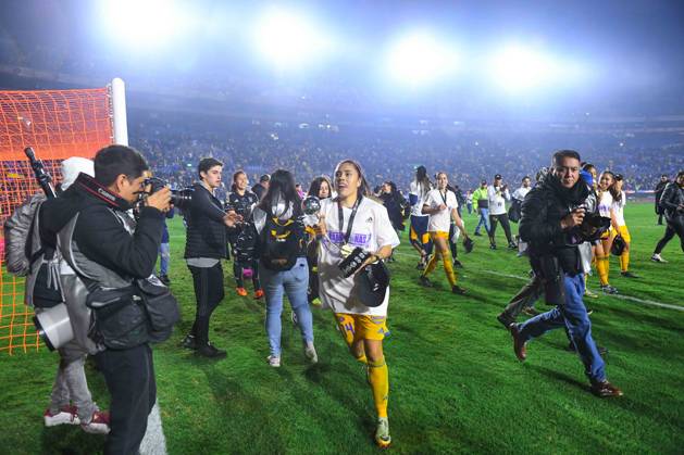 Fußball, Frauen, Club America - Tigres UANL RECORD DATE NOT STATED Liga MX Femenil Apertura 2023 Tigres UANL (3) 0-0 (0) America Final Vuelta Lizbeth Ovalle and Tigres players celebrate the sixth championship with the trophy during the game Tigres UANL vs America, corresponding to second leg match of great final the Torneo Apertura 2023 of the Liga BBVA MX Femenil, at Universitario Stadium, on November 27, 2023. MONTERREY NUEVO LEON MEXICO Copyright: xJONATHANxDUENASx 20231127224413_LMXF_A23_FV_UANL_AME_OVALLE562