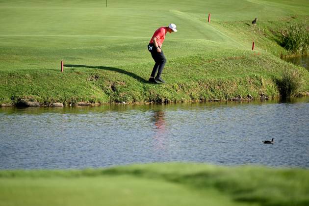 GOLF AUSTRALIAN OPEN, Adrian Meronk of Poland looks for his ball in the water on the 11th hole during Round 2 of the Australian Open 2023 at the Lakes Golf Club in Sydney, Friday, December 1, 2023. ( NO ARCHIVING, EDITORIAL USE ONLY, NO USE IN BOOKS WITHOUT CONSENT SYDNEY NEW SOUTH WALES AUSTRALIA  Copyright: xDANxHIMBRECHTSx 20231201001872150317