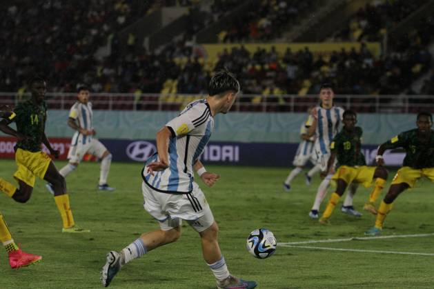 December 1, 2023, Surakarta, Central Java, Indonesia: SANTIAGO LOPEZ of Argentina pass the ball during FIFA U-17 World Cup 3rd Place match between Argentina and Mali at Manahan Stadium. Surakarta Indonesia - ZUMAb228 0369860696st Copyright: xAnggaxBudhiyantox