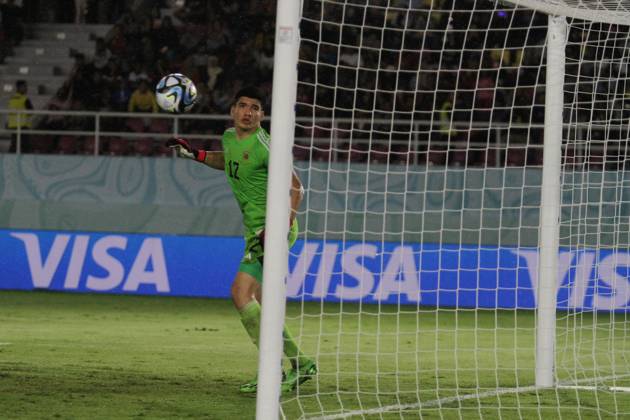 December 1, 2023, Surakarta, Central Java, Indonesia: JEREMIAS FLORENTIN of Argentina looking at the ball hitting the goal post during FIFA U-17 World Cup 3rd Place match between Argentina and Mali at Manahan Stadium. Surakarta Indonesia - ZUMAb228 0369861651st Copyright: xAnggaxBudhiyantox