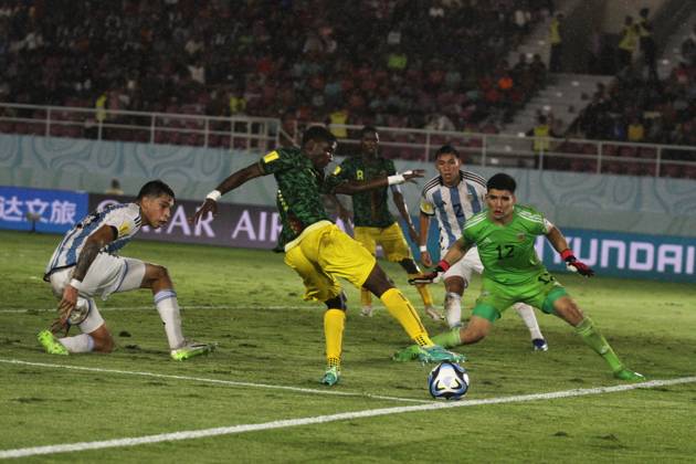 December 1, 2023, Surakarta, Central Java, Indonesia: MAMADOU DOUMBIA of Mali (C) kicks the ball during FIFA U-17 World Cup 3rd Place match between Argentina and Mali at Manahan Stadium. Surakarta Indonesia - ZUMAb228 0369861760st Copyright: xAnggaxBudhiyantox