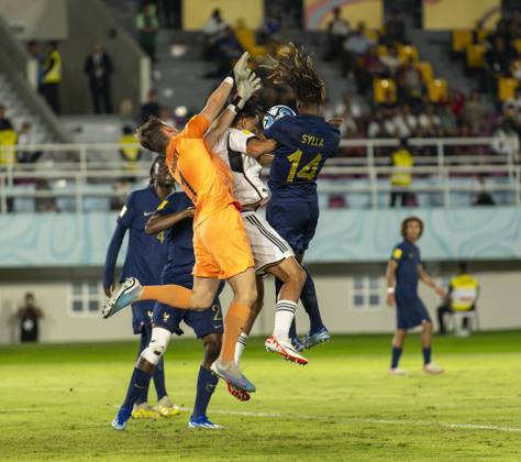 02 12 2023, Football U 17 World Cup 2023, Final Germany France, at Manahan Stadium Surakarta center Paris Brunner Germany vs FodŽ Sylla right, FRA and goalkeeper Paul Argney left, France