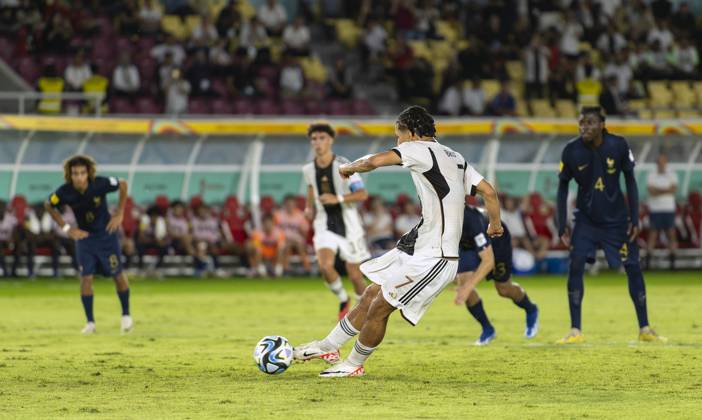 02 12 2023, Football U 17 World Cup 2023, Final Germany France, at Manahan Stadium Surakarta Goal kick via penalty kick by Paris Brunner Germany to 1 0