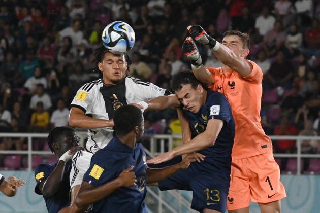 Fußball, FIFA U17 WM, Deutschland - Frankreich (231202) -- SURAKARTA, Dec. 2, 2023 -- Paul Argney (1st R), goalkeeper of France, saves the ball during the final match between Germany and France at the FIFA World Cup, WM, Weltmeisterschaft, Fussball U17, U 17 at Manahan Stadium in Surakarta, Central Java, Indonesia, Dec. 2, 2023. ) (SP)INDONESIA-SURAKARTA-FIFA-WORLD CUP-U17-FINAL-GER VS FRA AgungxKuncahyaxB.
