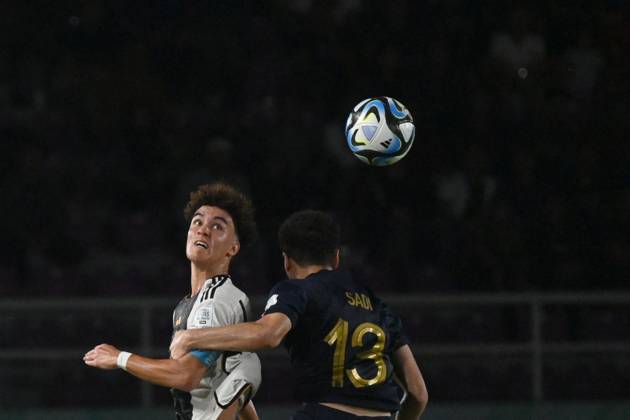 Fußball, FIFA U17 WM, Deutschland - Frankreich (231202) -- SURAKARTA, Dec. 2, 2023 -- Noah Dervich (L) of Germany competes during the final match between Germany and France at the FIFA World Cup, WM, Weltmeisterschaft, Fussball U17, U 17 at Manahan Stadium in Surakarta, Central Java, Indonesia, Dec. 2, 2023. ) (SP)INDONESIA-SURAKARTA-FIFA-WORLD CUP-U17-FINAL-GER VS FRA AgungxKuncahyaxB.