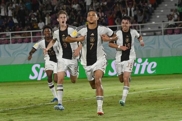 Fußball, FIFA U17 WM, Deutschland - Frankreich (231202) -- SURAKARTA, Dec. 2, 2023 -- Paris Brunner (2ndR) of Germany celebrates after scoring during the final match between Germany and France at the FIFA World Cup, WM, Weltmeisterschaft, Fussball U17, U 17 at Manahan Stadium in Surakarta, Central Java, Indonesia, Dec. 2, 2023. ) (SP)INDONESIA-SURAKARTA-FIFA-WORLD CUP-U17-FINAL-GER VS FRA AgungxKuncahyaxB.