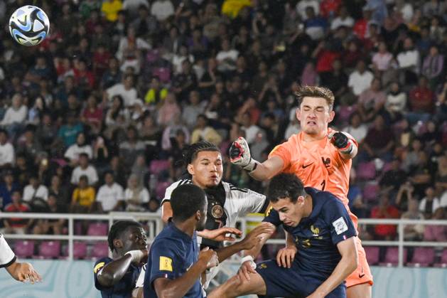 Fußball, FIFA U17 WM, Deutschland - Frankreich (231202) -- SURAKARTA, Dec. 2, 2023 -- Paul Argney (1st R), goalkeeper of France, saves the ball during the final match between Germany and France at the FIFA World Cup, WM, Weltmeisterschaft, Fussball U17, U 17 at Manahan Stadium in Surakarta, Central Java, Indonesia, Dec. 2, 2023. ) (SP)INDONESIA-SURAKARTA-FIFA-WORLD CUP-U17-FINAL-GER VS FRA AgungxKuncahyaxB.