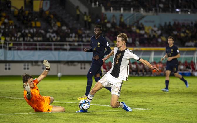 02 12 2023, Football U 17 World Cup 2023, Final Germany France, at Manahan Stadium Surakarta Max Moerstedt re, Germany is immediately fouled by goalkeeper Paul Argney France