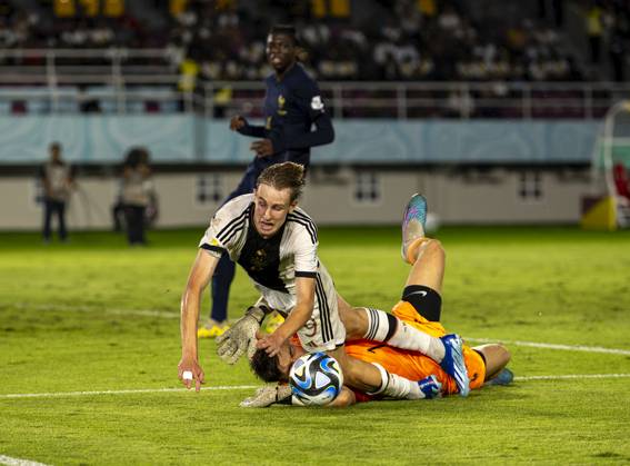02 12 2023, Football U 17 World Cup 2023, Final Germany France, at Manahan Stadium Surakarta Max Moerstedt Germany is fouled by goalkeeper Paul Argney France