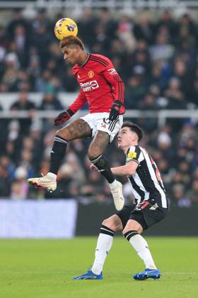 Newcastle United gegen Manchester United 2. Dezember 2023, Newcastle Premier League Fußball Newcastle United gegen Manchester United Marcus Rashford von Manchester United und Tino Livramento von Newcastle United Foto Copyright: xDanielxChestertonxOffside