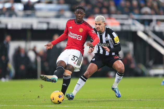 Newcastle United gegen Manchester United 2. Dezember 2023, Newcastle Premier League Fußball Newcastle United gegen Manchester United Robbie Mainoo von Manchester United und Bruno Guimaraes von Newcastle United Foto Copyright: xDanielxChestertonxOffside