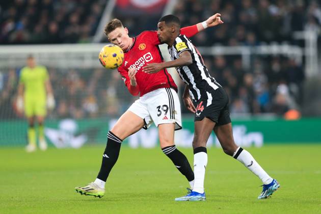 Newcastle United gegen Manchester United 2. Dezember 2023, Newcastle Premier League Fußball Newcastle United gegen Manchester United Scott McTominay von Manchester United und Alexander Isak von Newcastle United Foto Copyright: xDanielxChestertonxOffside