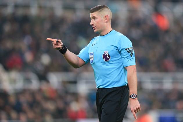 Newcastle United gegen Manchester United 2. Dezember 2023, Newcastle Premier League Fußball Newcastle United gegen Manchester United Schiedsrichter Robert Jones Foto Copyright: xDanielxChestertonxOffside