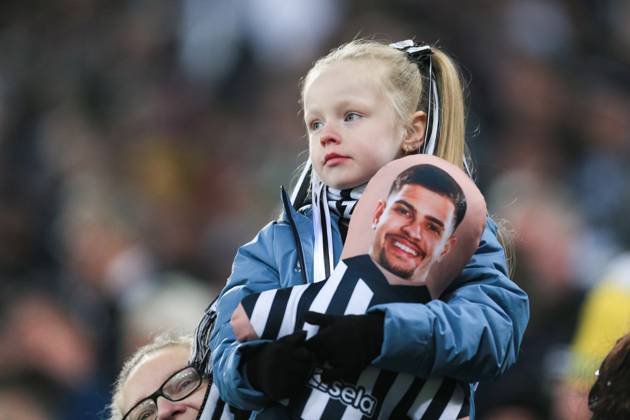 Newcastle United gegen Manchester United 2. Dezember 2023, Newcastle Premier League Fußball Newcastle United gegen Manchester United Ein junger Newcastle-Fan mit einem Bruno-Kissen Foto von Daniel Chesterton Newcastle UK Copyright: xDanielxChestertonxOffside