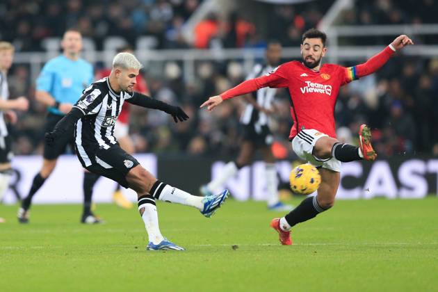Newcastle United gegen Manchester United 2. Dezember 2023, Newcastle Premier League Fußball Newcastle United gegen Manchester United Bruno Guimaraes von Newcastle United und Bruno Fernandes von Manchester United Foto von Daniel Chesterton Newcastle UK Copyright: xDanielxChestertonxOffside