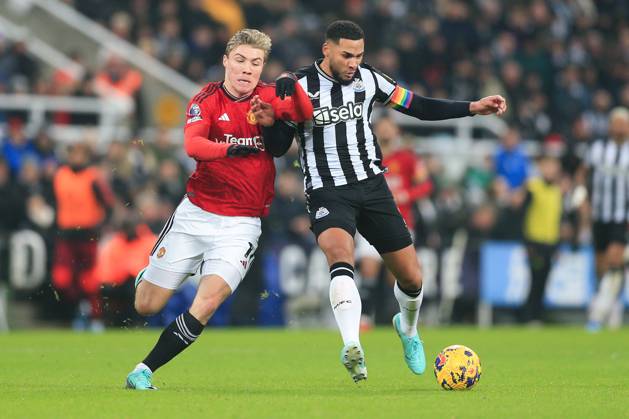 Newcastle United gegen Manchester United 2. Dezember 2023, Newcastle Premier League Fußball Newcastle United gegen Manchester United Rasmus Hojlund von Manchester United und Jamaal Lascelles von Newcastle United Foto Copyright: xDanielxChestertonxOffside