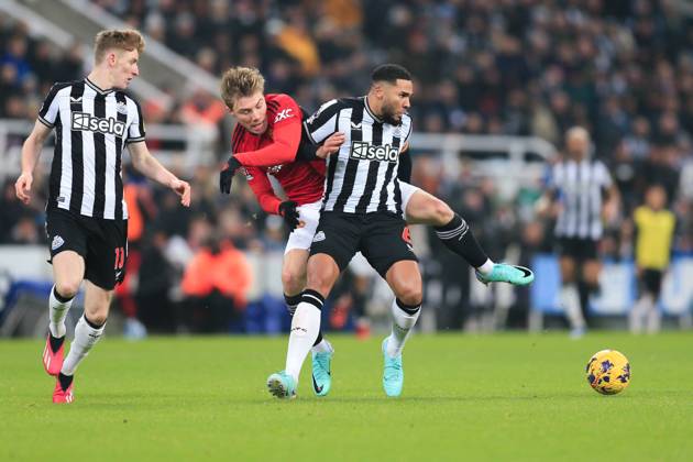 Newcastle United gegen Manchester United 2. Dezember 2023, Newcastle Premier League Fußball Newcastle United gegen Manchester United Rasmus Hojlund von Manchester United und Jamaal Lascelles von Newcastle United Foto Copyright: xDanielxChestertonxOffside