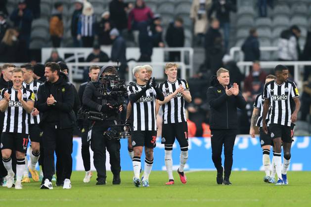 Newcastle United gegen Manchester United 2. Dezember 2023, Newcastle Premier League Fußball Newcastle United gegen Manchester United Newcastle United-Manager Eddie Howe und seine Spieler applaudieren den Fans Foto Copyright: xDanielxChestertonxOffside