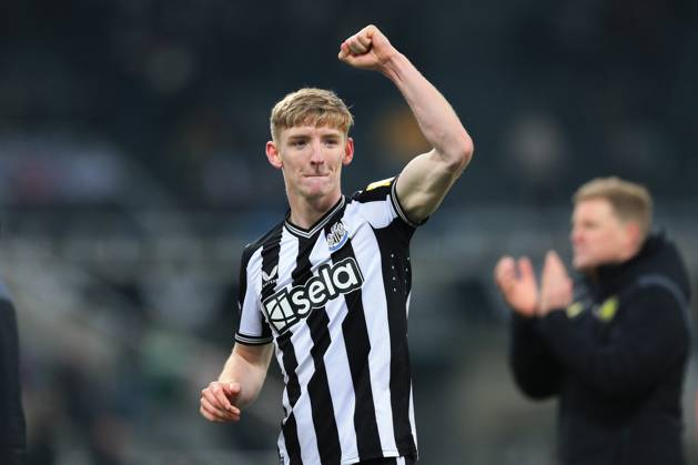 Newcastle United gegen Manchester United 2. Dezember 2023, Newcastle Premier League Fußball Newcastle United gegen Manchester United Anthony Gordon von Newcastle United feiert den Sieg Foto von Daniel Chesterton Newcastle UK Copyright: xDanielxChestertonxOffside