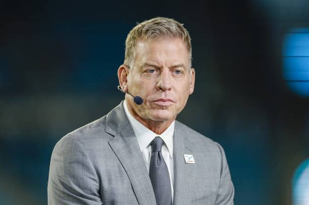 JACKSONVILLE, FL - DECEMBER 04: Former NFL, American Football Herren, USA quarterback and TV commentator Troy Aikman looks on before the game between the Jacksonville Jaguars and the Cincinnati Bengals on December 4, 2023 at EverBank Stadium in Jacksonville, Fl. (Photo by David Rosenblum Icon Sportswire) NFL: DEC 04 Bengals at Jaguars EDITORIAL USE ONLY Icon231204457579