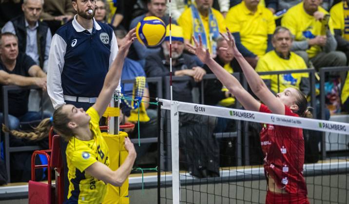5 12 2023, Volleyball, GER, Women, CEV Cup, second leg, season 2023 2024, SSC Palmberg Schwerin Dresdner SC Nova Marring SSC Palmberg Schwerin, left against Grace Elisabeth Frohling Dresdner SC, right Schwerin Palmberg Arena Mecklenburg Vorpommern Germany