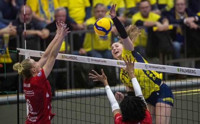 5 12 2023, Volleyball, GER, Women, CEV Cup, Second leg, Season 2023 2024, SSC Palmberg Schwerin Dresdner SC Jennifer Janiska Dresdner SC, left , Tia Naomi Jimerson Dresdner SC, center against Elles Dambrink SSC Palmberg Schwerin, right Schwerin Palmberg Arena Mecklenburg Vorpommern Germany