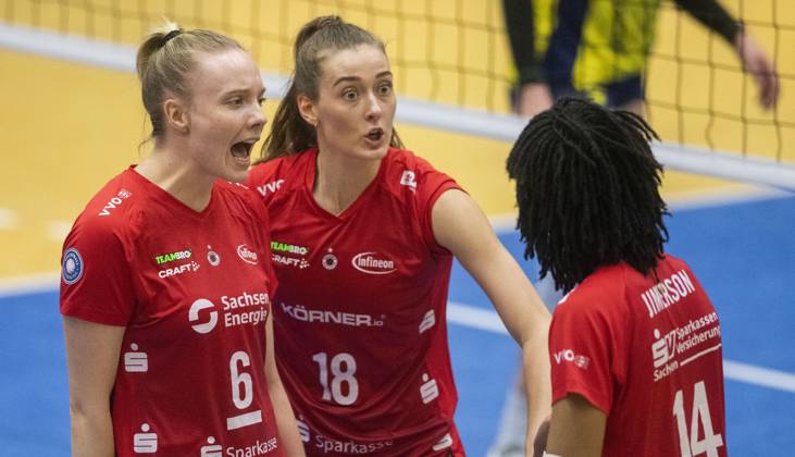 5 12 2023, Volleyball, GER, Women, CEV Cup, Second leg, Season 2023 2024, SSC Palmberg Schwerin Dresdner SC Jennifer Janiska Dresdner SC, left , Sarah Straube Dresdner SC, center , Tia Naomi Jimerson Dresdner SC, right cheer Schwerin Palmberg Arena Mecklenburg Vorpommern Germany