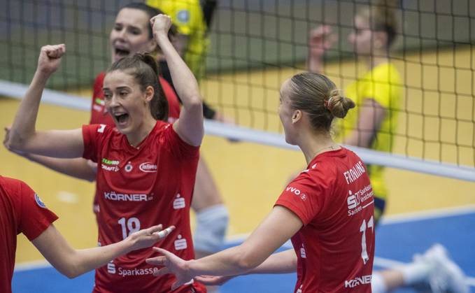 5 12 2023, Volleyball, GER, Women, CEV Cup, second leg, 2023 2024 season, SSC Palmberg Schwerin Dresdner SC Sarah Straube Dresdner SC, left and Grace Elisabeth Frohling Dresdner SC, right Schwerin Palmberg Arena Mecklenburg-Vorpommern Germany