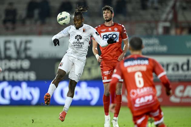 KV Kortrijk v RWDM - Belgian Croky Cup KORTRIJK, BELGIUM - DECEMBER 05 : Kone Youssouf defender of RWDM and Avenatti Felipe forward of KV Kortrijk during the Belgian Croky Cup round of sixteen match between KV Kortrijk and RWDM in the Guldensporen stadium on December 5, 2023 in Kortrijk, Belgium, 05 12 2023 Kortrijk Belgium Copyright: xNicoxVereeckenx