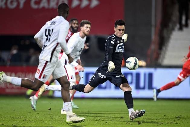 KV Kortrijk v RWDM - Belgian Croky Cup KORTRIJK, BELGIUM - DECEMBER 05 : Vandenberghe Tom goalkeeper of KV Kortrijk during the Belgian Croky Cup round of sixteen match between KV Kortrijk and RWDM in the Guldensporen stadium on December 5, 2023 in Kortrijk, Belgium, 05 12 2023 Kortrijk Belgium  Copyright: xNicoxVereeckenx
