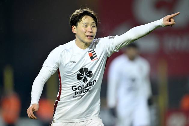 KV Kortrijk v RWDM - Belgian Croky Cup KORTRIJK, BELGIUM - DECEMBER 05 : Abe Shuto midfielder of RWDM during the Belgian Croky Cup round of sixteen match between KV Kortrijk and RWDM in the Guldensporen stadium on December 5, 2023 in Kortrijk, Belgium, 05 12 2023 Kortrijk Belgium Copyright: xNicoxVereeckenx