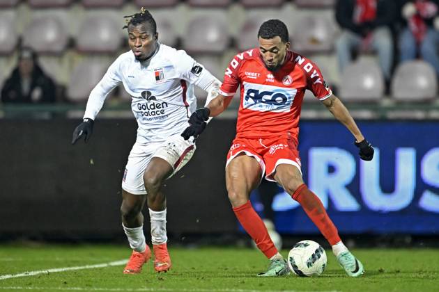 KV Kortrijk v RWDM - Belgian Croky Cup KORTRIJK, BELGIUM - DECEMBER 05 : Henen David forward of KV Kortrijk and Kone Youssouf defender of RWDM during the Belgian Croky Cup round of sixteen match between KV Kortrijk and RWDM in the Guldensporen stadium on December 5, 2023 in Kortrijk, Belgium, 05 12 2023 Kortrijk Belgium Copyright: xNicoxVereeckenx