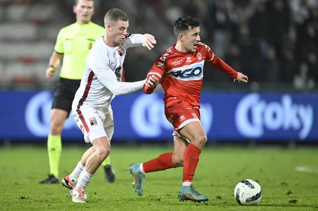 KV Kortrijk v RWDM - Belgian Croky Cup KORTRIJK, BELGIUM - DECEMBER 05 : Kadri Abdelkahar midfielder of KV Kortrijk and Gece Theo midfielder of RWDM during the Belgian Croky Cup round of sixteen match between KV Kortrijk and RWDM in the Guldensporen stadium on December 5, 2023 in Kortrijk, Belgium, 05 12 2023 Kortrijk Belgium Copyright: xNicoxVereeckenx