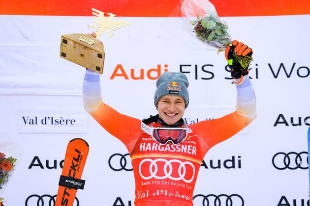 Bilder des Jahres 2023, Sport 12 Dezember Sport Themen der Woche KW49 Sport Bilder des Tages ALPINE SKIING - FIS WC Val D Isere VAL D ISERE,FRANCE,09.DEC.23 - ALPINE SKIING - FIS World Cup, giant slalom, men, award ceremony. Image shows the rejoicing of Marco Odermatt (SUI) . Keywords: trophy. GEPAxpictures xMarioxBuehner