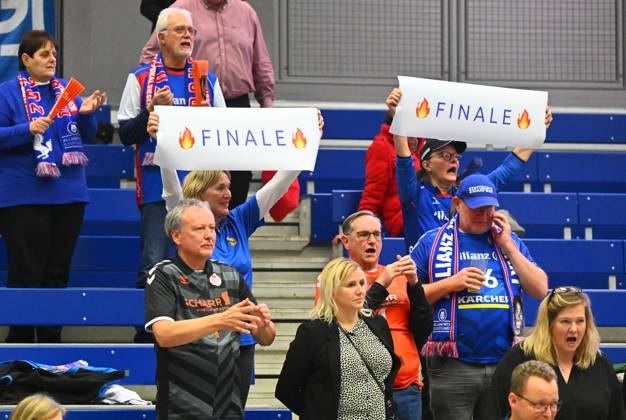 Stuttgart fans are looking forward to the final, final, Dresdner SC vs Allianz MTV Stuttgart, volleyball, DVV Cup semi-final, DDV Cup, Margon Arena Dresden Bodenbacher Straße, DSC, 2023 2024 season, 14 12 2023,