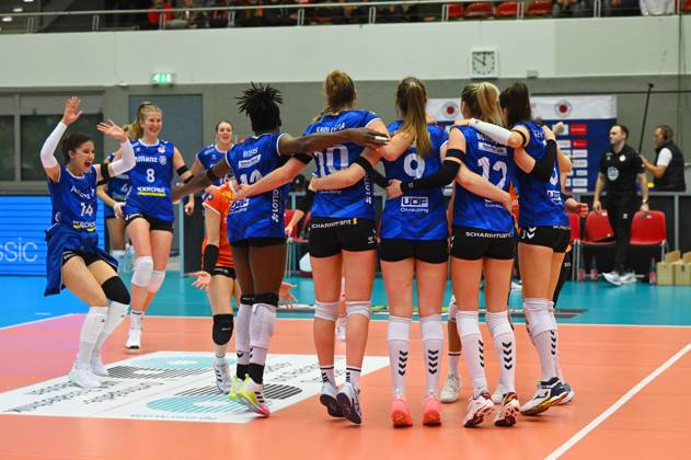 Winning cheer Stuttgart, final cheer, jubilation, Dresdner SC against Allianz MTV Stuttgart, volleyball, DVV Cup semi-final, DDV Cup, Margon Arena Dresden Bodenbacher Straße, DSC, 2023 2024 season, 14 12 2023,