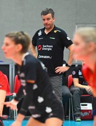 back coach Alexander Waibl Dresden , Dresdner SC vs Allianz MTV Stuttgart, Volleyball, DVV Pokal semi-final, DDV Pokal, Margon Arena Dresden Bodenbacher Straße, DSC, Season 2023 2024, 14 12 2023,